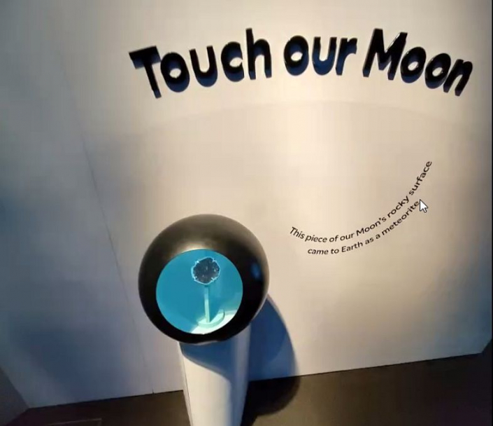 Touch our Moon (Foto Chris Thomas)